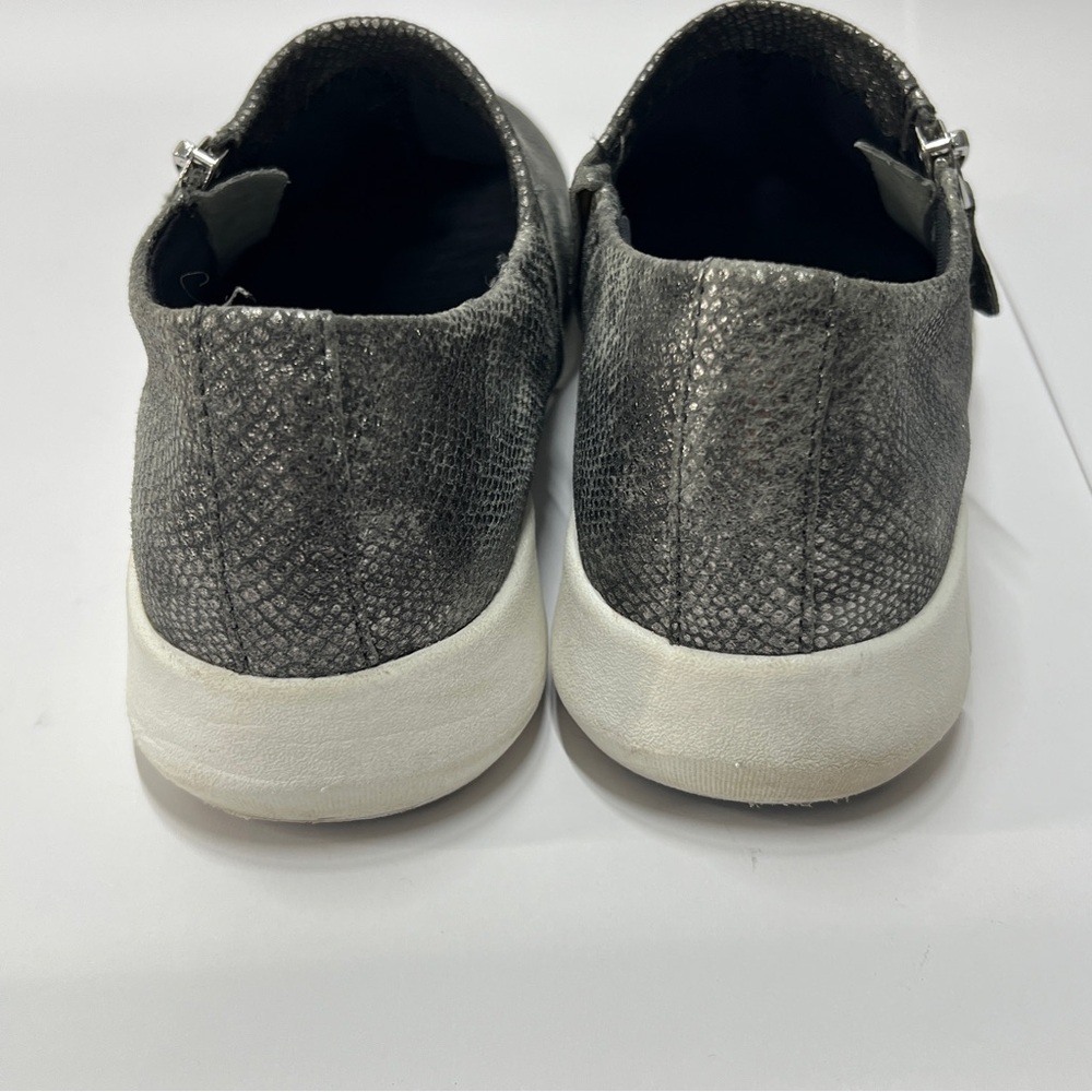 JOHNSTON & MURPHY Women’s Size 7 1/2 Silver Metallic Ankle Bootie - Picture 6 of 9